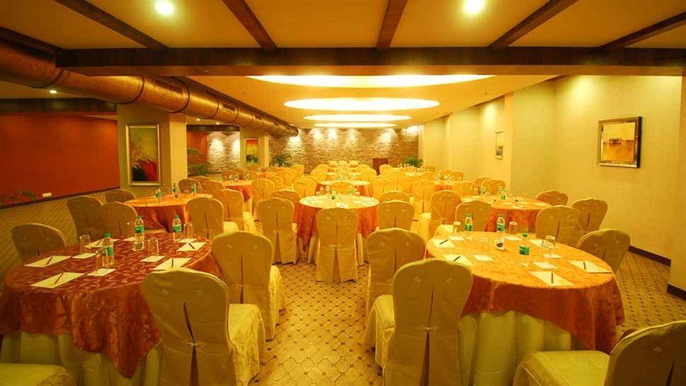 Sai Palace Hotel Mumbai Exterior foto